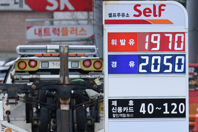 정부가 국제유가 상승 국면을 틈탄 가격 담합이나 매점매석 등 불법 행위에 대해 엄정 단속에 나서겠다고 밝힌 가운데 서울 휘발유와 경유 가격이 1900원대를 넘어섰다. 6일 한국석유공사 유가정보시스템 오피넷에 따르면 이날 오전 9시 기준 전국 주유소 평균 휘발유 가격은 L당 1856.3원으로 전날보다 22.0원 상승했다. 사진은 이날 서울 시내 주유소 모습. 연합뉴스