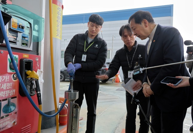 구윤철 부총리 겸 재정경제부 장관이 6일 대전 유성구 한 주유소를 찾아 주유소 관계자로부터 유류 거래량 등 현장 상황을 듣고 유류 품질과 정량검사 등을 지켜보고 있다. 연합뉴스