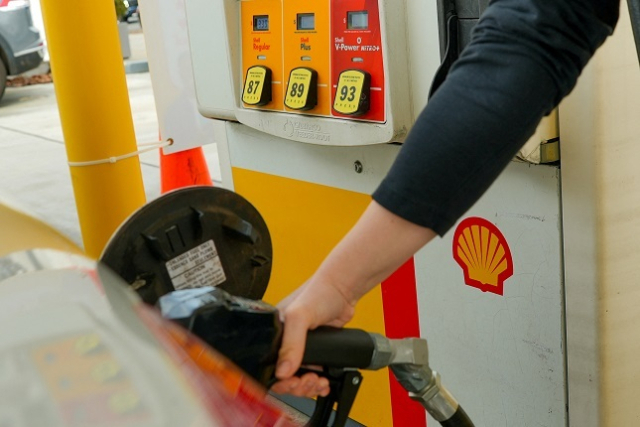 미국 워싱턴 D.C.의 쉘 주유소에서 한 여성이 주유를 하고 있다. 로이터 연합뉴스