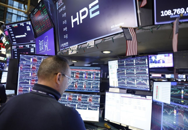 국제유가가 배럴당 90달러대로 치솟고 2월 미국의 일자리가 예상 밖으로 크게 줄어든 것으로 나타나면서 월가 일각에서는 1970년대식 스태그플레이션(고물가 속 경기 침체) 진입을 우려하는 목소리가 나온다. 사진은 6일(현지시간) 뉴욕증권거래소에서 일하는 트레이더들의 모습. UPI 연합뉴스