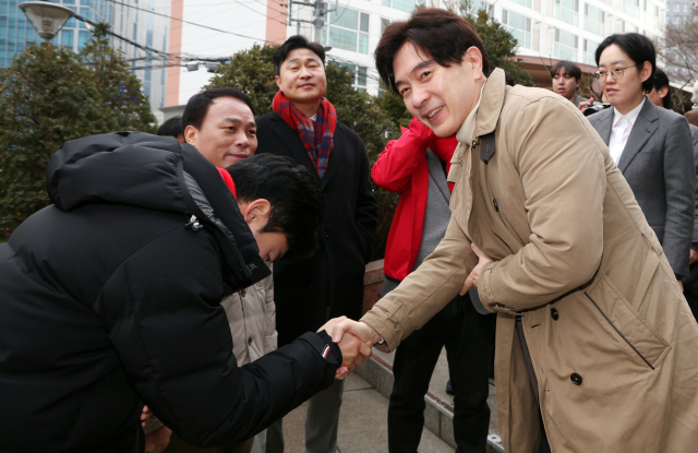 국민의힘 박성훈 원내 수석대변인과 국민의힘 박대현 강원특별자치도의회 원내대변인이 지난달 13일 서울 중구 중림종합사회복지관에서 열린 설맞이 봉사활동에서 인사하고 있다. 연합뉴스