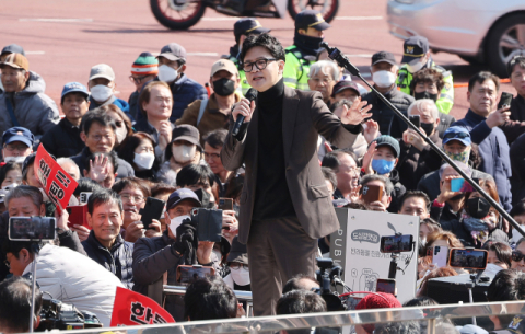 구포시장 찾은 한동훈 “역전의 상징, 부산에서 보수 재건”