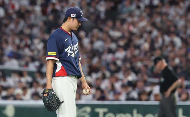7일 일본 도쿄돔에서 열린 2026 월드베이스볼클래식(WBC) 조별리그 C조 2차전 대한민국과 일본의 경기. 7회말 2사 만루 일본 요시다 마사타카에게 역전 2타점 적시타를 허용한 한국 김영규가 아쉬워하고 있다. 연합뉴스