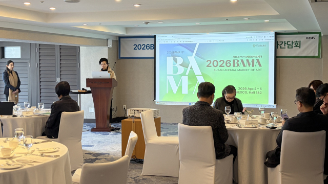 지난 5일 오후 웨스틴조선 부산에서 열린 ‘2026BAMA 제15회 부산국제화랑아트페어’ 기자 간담회 모습. 부산화랑협회 채민정 회장이 2026BAMA에 대해 설명하고 있다. 김은영 기자 key66@