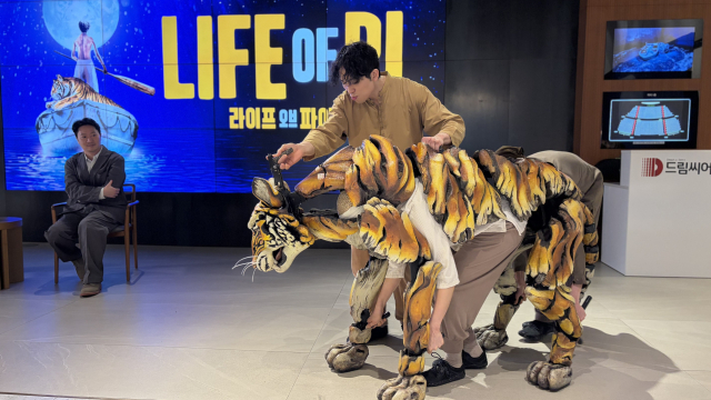 지난 6일 오후 퍼핏티어 박재춘, 김예진, 임우영 3인의 인터뷰가 끝난 뒤 드림씨어터 로비에서 '리차드 파커 퍼핏 무브먼트'를 시연 중인 임원, 강은나, 강장군 팀. 왼쪽은 국내 퍼핏 디렉터 겸 협력 무브먼트를 맡은 정명필 감독. 김은영 기자 key66@