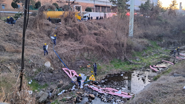 지난 7일 울산 울주군 온산공단에서 기름유출이 발생해 관계 당국이 방제작업을 하고 있다. 울산소방본부 제공