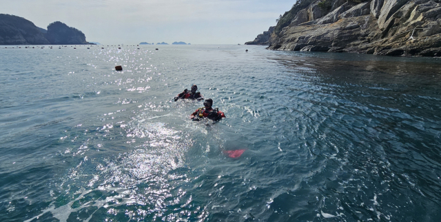 8일 오전 8시께 통영시 욕지도 노적마을 갯바위에서 홀로 밤낚시를 하던 50대 남성이 실종돼 해양경찰이 수색 작업을 벌이고 있다. 통영해양경찰서 제공