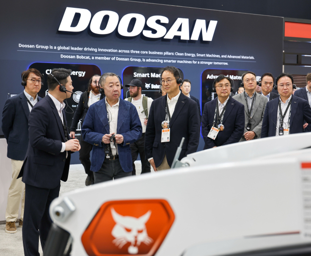 박정원 두산 회장, 북미 최대 건설장비 전시회 찾아 현장경영 - 뉴스 썸네일 이미지