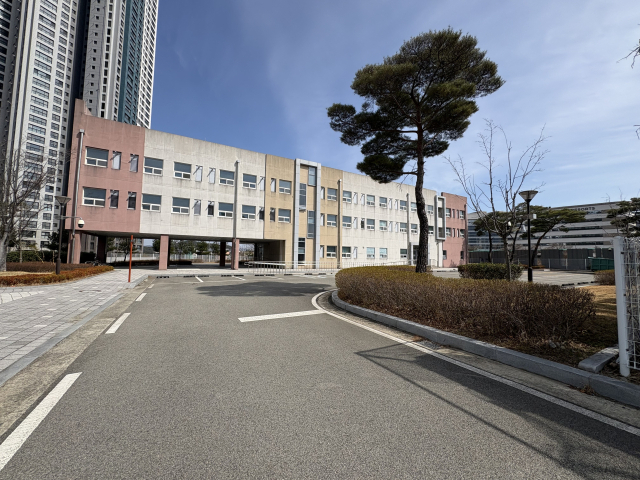 경남도가 김해시 신문동에 있는 롯데 직원 기숙사를 허물고 오는 2028년 ‘경남 글로벌 융복합 콘텐츠산업타운’을 건립할 예정이다. 이경민 기자