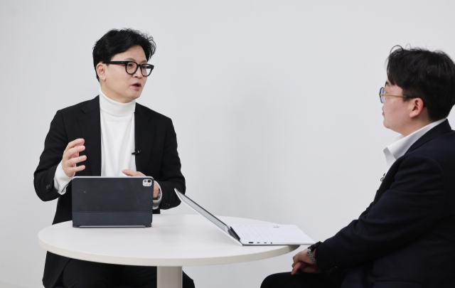 한동훈 전 국민의힘 대표가 8일 부산일보사 스튜디오에서 인터뷰를 하고 있다. 정종회 기자 jjh@