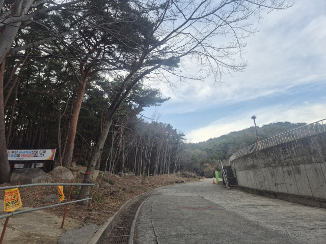 8일 오후 부산 금정구 부산대학교 장전캠퍼스 대운동장 뒷편 특수학교 건립 부지 모습. 김동우 기자 friend@