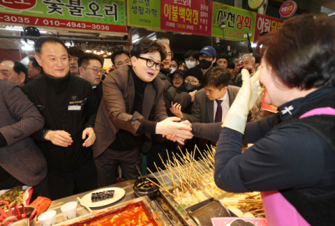 구포시장 찾은 한동훈, 출마설에 “보수 재건 우선 집중”