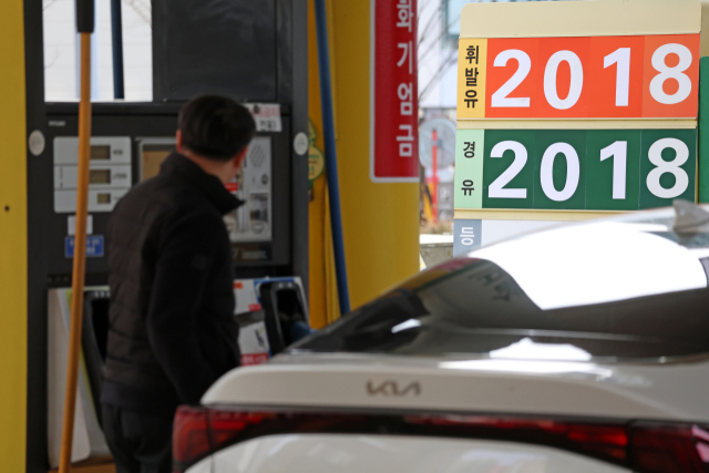 미국·이스라엘과 이란 전쟁 충격으로 유가가 가파르게 치솟고 있다. 8일 오후 부산의 한 주유소에서 휘발유와 경유를 L당 2018원에 판매하고 있다. 김종진 기자 kjj1761@