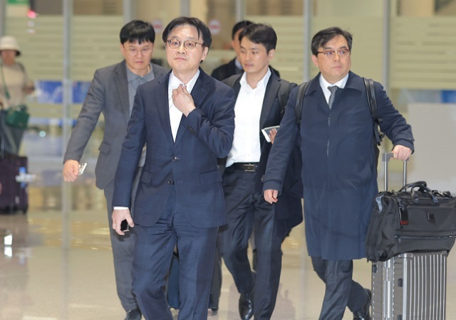 미국을 방문해 관세 문제 등 통상 현안을 협의한 김정관 산업통상부 장관이 8일 인천국제공항 제2여객터미널을 통해 귀국하고 있다. 연합뉴스