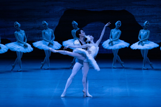 국립발레단의 '백조의 호수' 공연 모습. 오데트 역에 박슬기, 지그프리트 왕자 역에 허서명. 국립발레단·부산문화회관 제공