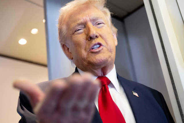 도널드 트럼프 미국 대통령이 7일(현지시간) 대통령 전용기에서 취재진과 대화하고 있다. AFP연합뉴스