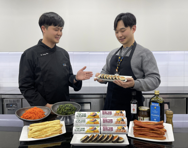 GS25 간편식 연구원과 상품기획자(MD)가 김밥 리뉴얼에 대해 이야기를 나누고 있다. GS리테일 제공.