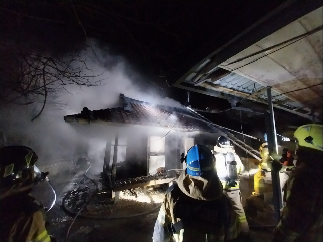 8일 오후 8시 16분 하동군 횡천면 학리 한 단독주택에서 불이 나 진화 작업이 펼쳐졌다. 경남소방본부 제공
