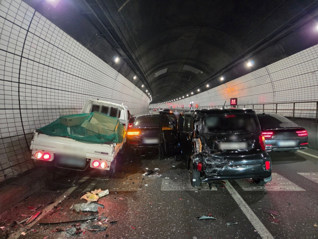 9일 부산 부산진경찰서에 따르면 이날 오전 9시께 동구에서 부산진구 방면으로 이어지는 수정터널 1차로에서 30대 남성이 몰던 포터 트럭이 차량 정체로 주행 대기 중이던 승용차를 뒤에서 들이받아 4중 추돌 사고가 발생했다. 부산 부산진경찰서 제공