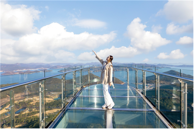 남해안 한려수도의 비경을 한 눈에 담을 수 있는 통영케이블카가 봄 맞이 특별 이벤트를 준비했다. 통영관광개발공사 제공