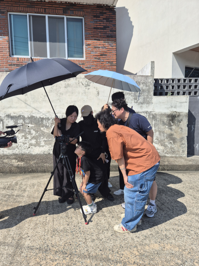 지난해 한국주택금융공사와 지역 예술가가 독립유공자 자손 주택 개선 프로젝트를 홍보하는 단편영화 제작하는 모습. 부산문화재단 제공