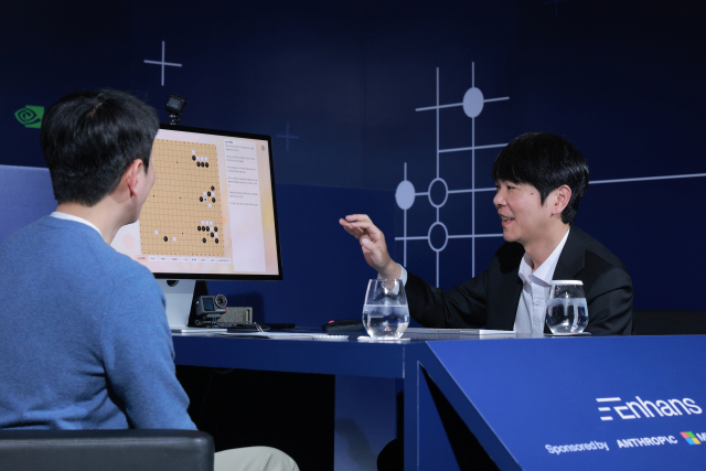 바둑기사 이세돌 9단이 9일 서울 종로구 포시즌스호텔에서 AI 스타트업 인핸스가 주최한 ‘에이전틱 AI 상용화 글로벌 캠페인’에 참석, 인핸스의 AI 에이전트와 실시간 협업해 만든 바둑 프로그램을 시연하고 있다. 연합뉴스