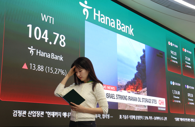 미국, 이스라엘과 이란 간 전쟁 여파로 걸프 지역 원유 공급망이 크게 흔들리는 가운데 9일 서울 중구 하나은행 본점 딜링룸에 국제유가가 표시돼 있다. 연합뉴스
