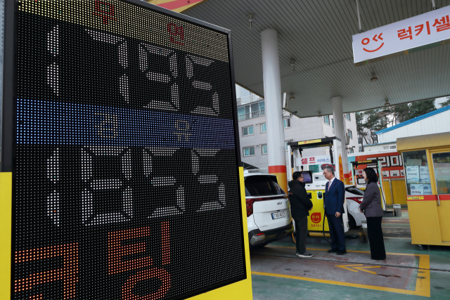 손주석 한국석유공사 사장(가운데)이 지난 9일 울산 자영알뜰주유소를 방문해 석유제품 가격 현황을 점검하고 있다. 석유공사 제공