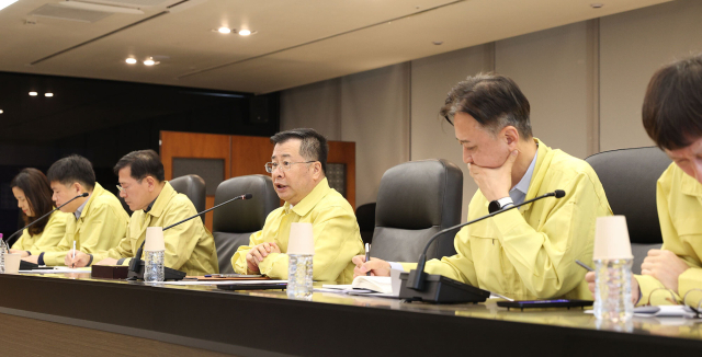 코트라(KOTRA)는 9일 중동상황 관련 8차 대책회의를 열어 피해·애로기업 지원 방안 신속 이행 체계를 점검했다. 강경성 코트라 사장(왼쪽 네 번째)이 회의를 주재하고 있다. 코트라 제공