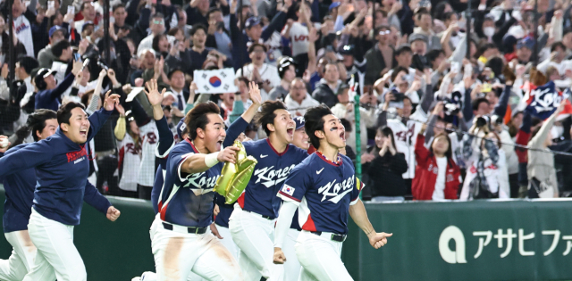 9일 일본 도쿄돔에서 열린 2026 월드베이스볼클래식(WBC) C조 조별리그 최종전 대한민국과 호주의 경기. 호주를 꺾고 8강 진출을 확정한 한국 대표팀의 김도영과 안현민이 기뻐하고 있다. 연합뉴스