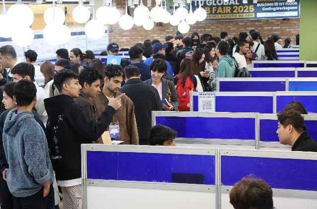 지난해 부산 동명대에서 열린 '외국인 유학생을 위한 글로벌채용박람회'. 부산일보DB