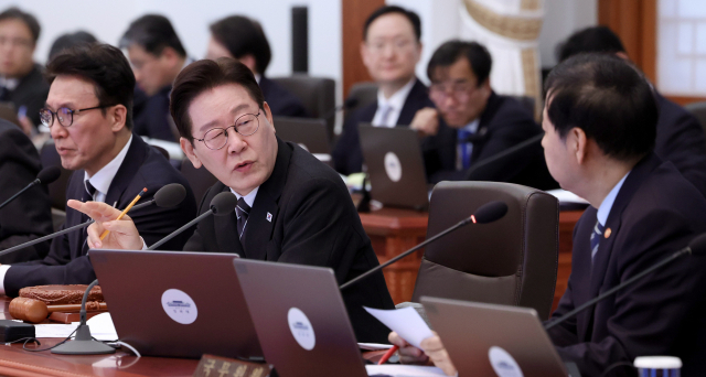 이재명 대통령이 10일 청와대에서 열린 국무회의에서 구윤철 부총리 겸 재정경제부 장관에게 질문하고 있다. 연합뉴스