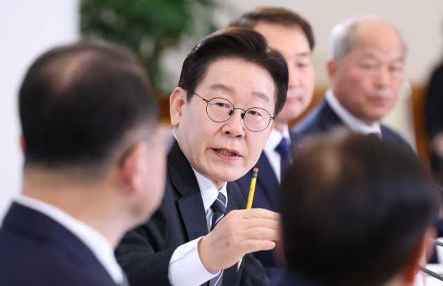 이재명 대통령이 10일 청와대에서 열린 '상생을 실천하는 기업인과의 대화'에서 상과공유 상생협력 사례에 관해 기업인들에게 질문을 하고 있다. 연합뉴스