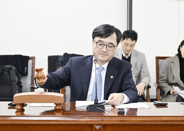 임기근 기획예산처 장관 직무대행 차관이 3월 10일 오후 서울 중구 한국방송광고진흥공사에서 열린 '제3차 재정사업평가위원회'를 주재하면서 안건을 의결하고 있다. 기획처 제공