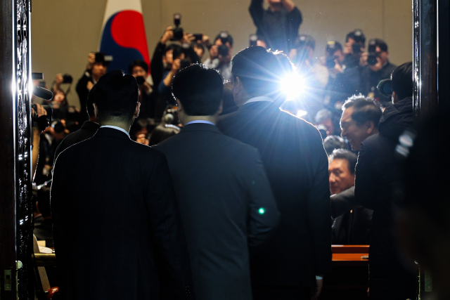 국민의힘 장동혁 대표와 송언석 원내대표 등 지도부가 9일 국회에서 열린 긴급 의원총회에 참석하고 있다. 연합뉴스