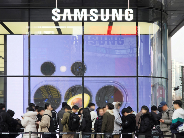 '갤럭시 S26 시리즈' 사전 예약자들이 제품 수령을 위해 대기하고 있는 모습. 연합뉴스