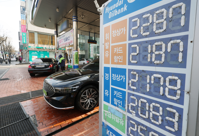 이란 전쟁 여파로 최근 급등했던 국제유가가 이란 전쟁이 예상보다 조기에 끝날 것이라는 낙관론이 부상하면서 배럴당 80달러대로 복귀한 가운데, 부산지역 휘발유·경유 평균가격이 보름여만에 하락세로 돌아서는 등 국내 기름값도 숨고르기에 들어갔다. 서울 시내 한 주유소의 모습. 연합뉴스