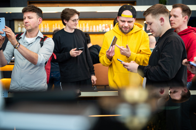 '갤럭시 S26 시리즈'를 체험하는 유럽 소비자들. 삼성전자 제공.