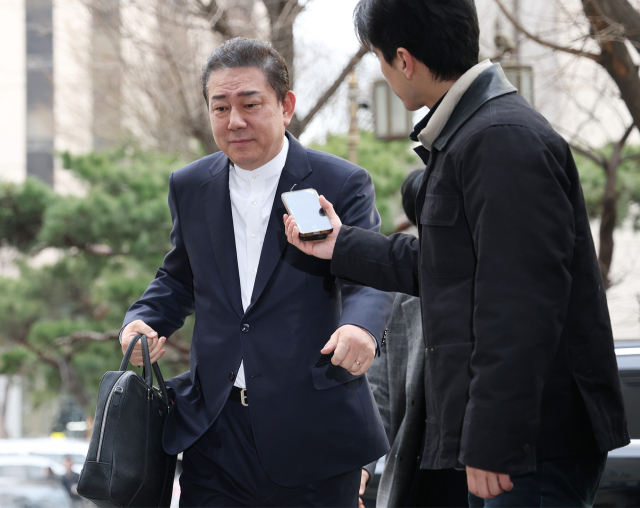 뇌물수수 의혹 등을 받는 무소속 김병기 의원이 11일 서울 마포구 서울경찰청 공공범죄수사대에 조사를 받기 위해 출석하고 있다. 연합뉴스