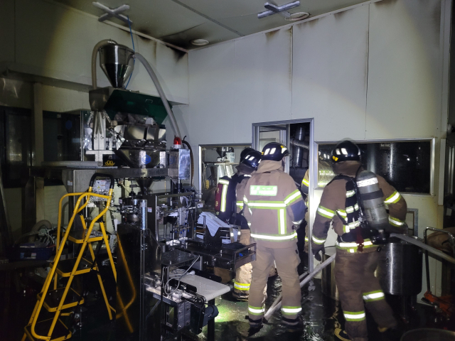 지난 10일 오후 6시 29분께 부산 사상구 커피 로스팅 공장에서 불이 났다. 부산소방재난본부 제공