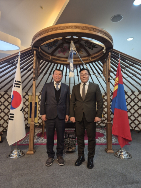 (좌측) 화신사이버대학교 황주권 총장.