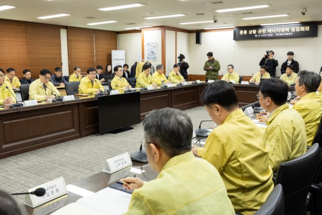 김성환(왼쪽 테이블 왼쪽 세 번째) 기후에너지환경부 장관이 11일 오전 서울 여의도 한국전력 남서울본부에서 열린 ‘중동 상황 관련 에너지대책 점검회의’에서 인사말을 하고 있다. 기후부 제공