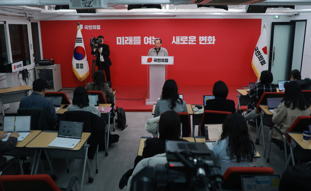국민의힘 이정현 공천관리위원장이 11일 서울 영등포구 여의도 중앙당사에서 공천 심사 결과와 일정 등을 발표하고 있다. 연합뉴스
