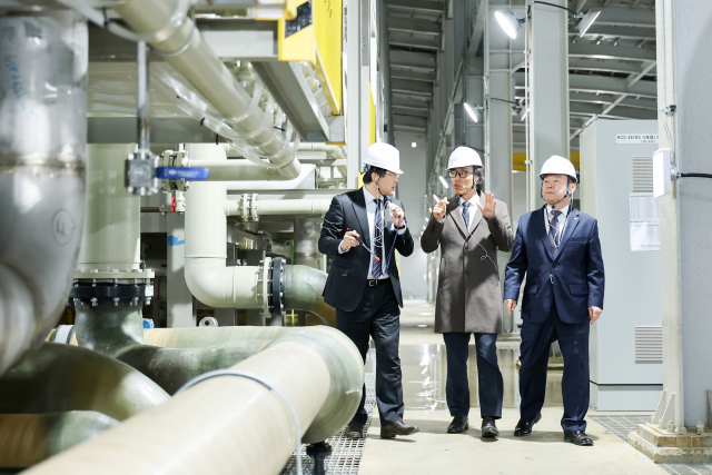 금한승 기후에너지환경부 1차관이 지난해 12월 18일 충남 서산시 ‘대산임해 해수담수화 플랜트’ 현장을 찾아 담수 시설 설비를 점검하고 있다. 기후부 제공