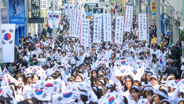 11일 부산 동구청 일대에서 3·1만세운동 재현행사가 열려 학생과 시민 등 1000여 명이 대한독립만세를 외치며 거리행진을 펼치고 있다. 동구에 있는 부산진일신여학교의 교사와 학생들은 1919년 3월11일 오후 9시 만세운동을 펼쳤고, 이는 부산·경남지역 만세운동 효시로 평가받는다. 김종진 기자 kjj1761@