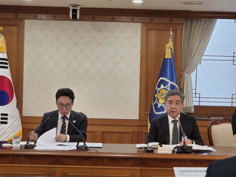 김민석 국무총리(왼쪽)와 장재훈 현대차그룹 부회장이 11일 서울 종로구 정부서울청사에서 열린 새만금·전북 대혁신TF 킥오프 회의에 참석하고 있다. 현대차그룹 제공