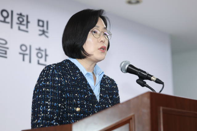 권창영 2차 종합특별검사팀 김지미 특검보가 11일 경기도 과천 특검사무실에서 수사 관련 사항을 브리핑하고 있다. 연합뉴스