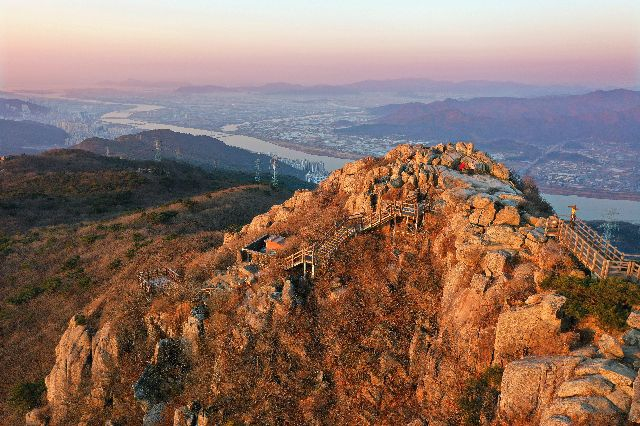 20일 오전 부산 해운대구 벡스코에서 금정산국립공원 지정 및 제6회 국립공원의 날 기념식이 열린다. 사진은 지난 3일 금정산 최고봉인 고당봉(801.5m)이 아침 햇빛에 붉게 물들어 장관을 연출하고 있다. 정종회 기자 jjh@