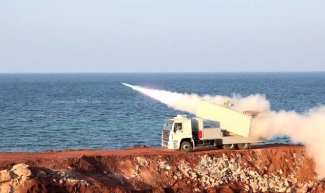 호르무즈 해협 근처에서 미사일 발사 훈련을 하는 이란 혁명수비대. AFP 연합뉴스 자료사진