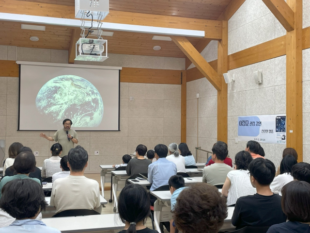 산청지리산도서관에서 ‘찬란한 멸종’ 강의를 진행하고 있다. 도교육청 제공